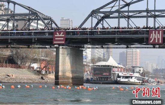 圖為活動(dòng)現(xiàn)場(chǎng)冬泳愛(ài)好者表演“漂游”?！钇G敏 攝