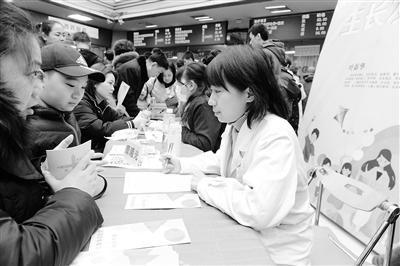 蘭州大學(xué)第一醫(yī)院舉行“新年！新高度！”兒童保健義診活動