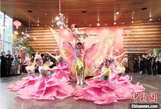 圖為雜技演員通過(guò)精湛的技藝贏得了滿堂喝彩?！「拭C省文化和旅游廳網(wǎng)站 攝