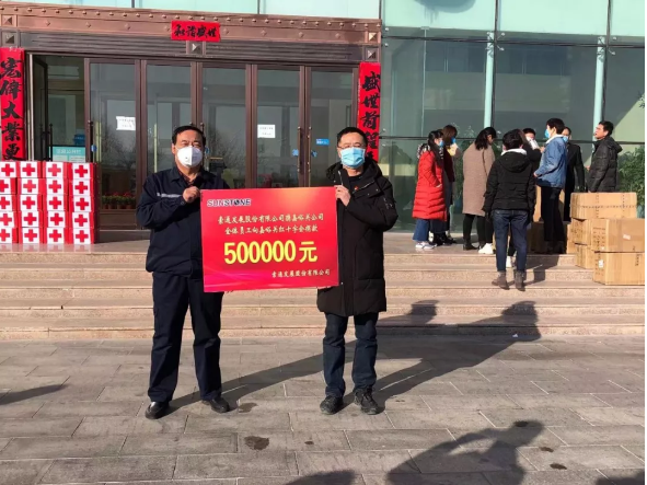 【眾志成城戰(zhàn)勝疫情】你們?cè)谇盀槲覀冋陲L(fēng)擋雨，這點(diǎn)心意請(qǐng)收下！大愛(ài)雄關(guān)我們一起前行