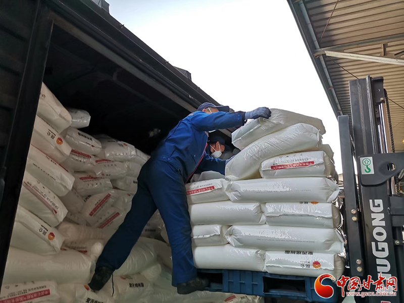 【甘肅全民戰(zhàn)“疫”】蘭鐵集團(tuán)：萬(wàn)噸醫(yī)用原料星夜馳援防疫物資生產(chǎn)地（圖）