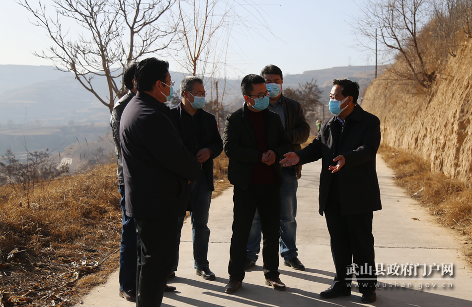 索鴻賓在鴛鴦、樺林鎮(zhèn)檢查指導(dǎo)疫情防控和脫貧攻堅(jiān)等工作