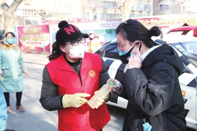 用點(diǎn)滴善舉筑就強(qiáng)大正能量 蘭州市各級道德模范、蘭州好人齊心援助抗擊疫情一線