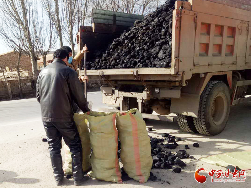【甘肅全民戰(zhàn)“疫”】雪中送炭！會(huì)寧一企業(yè)為基層防控點(diǎn)捐贈(zèng)10噸愛心煤（圖）