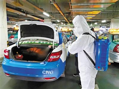 免費接送一線抗“疫”人員 蘭州奔馬雷鋒車隊，你們真棒！