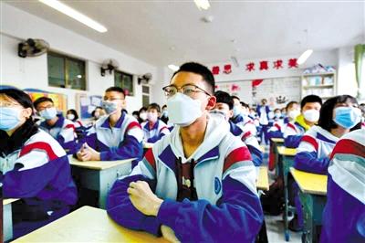 甘肅省初三和高一、高二年級(jí)學(xué)生昨日開學(xué) 青春校園又聞瑯瑯讀書聲