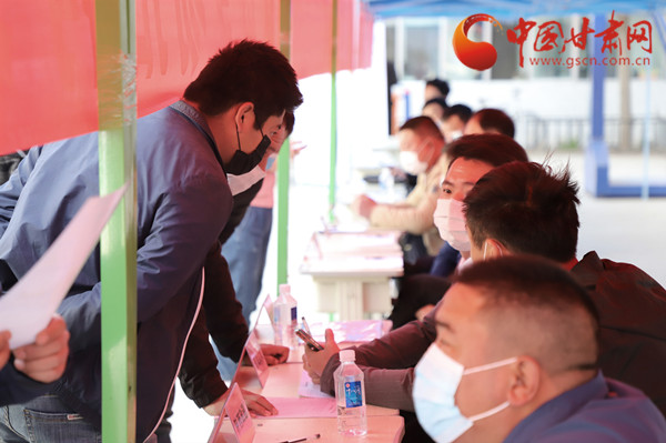 【甘肅省決戰(zhàn)決勝脫貧攻堅】扶貧又扶志！把“就業(yè)大禮包”送到貧困戶家門口（圖）