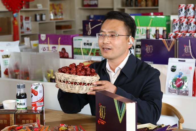 “縣長(zhǎng)直播天團(tuán)”唱響“甘貨春之聲”，售出近30種甘貨1萬余件 開進(jìn)直播間的網(wǎng)絡(luò)扶貧博覽會(huì)，受百萬網(wǎng)友點(diǎn)贊 