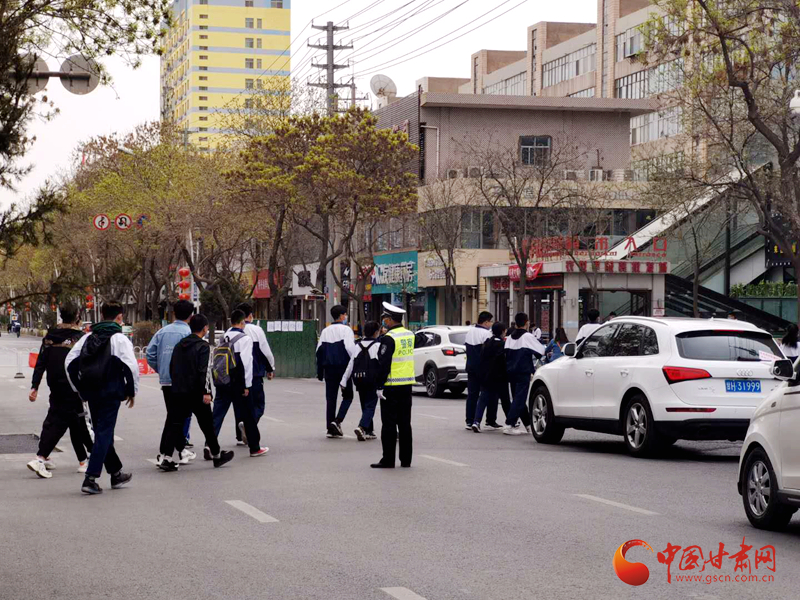 保駕護(hù)航！涼州公安交警“護(hù)學(xué)崗” 撐起“平安傘”