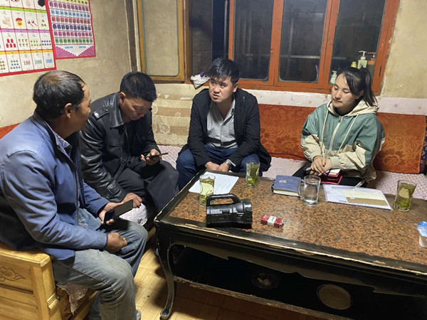 圖為木耳鎮(zhèn)紀檢干事盧建民（左三）連夜在多壩村多壩組奚連德家中了解受災(zāi)情況，排查安全隱患，并宣傳發(fā)生次生災(zāi)害的相關(guān)知識。_副本.jpg