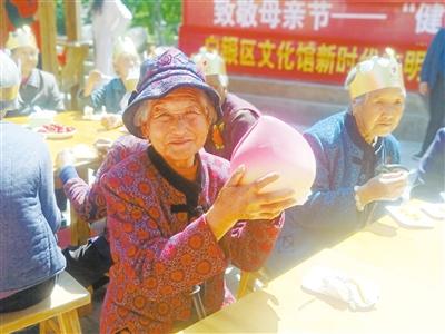 母親節(jié)，白銀“花村”擺了一場“敬老宴”