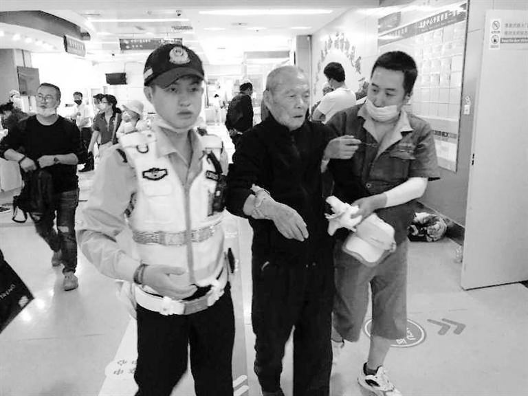 蘭州街頭最美的一次逆行！耄耋老人摔倒街頭 交警的哥合力救助3分鐘