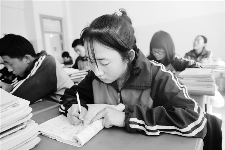 慶陽(yáng)環(huán)縣這名小姑娘，柔弱肩膀撐起一個(gè)大家庭