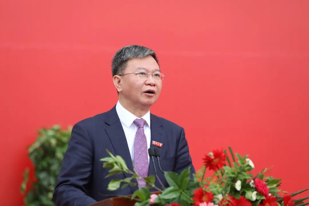 蘭州大學(xué)校長嚴(yán)純?nèi)A寄語2020屆本科畢業(yè)生：做敢擔(dān)當(dāng)、能擔(dān)當(dāng)、有擔(dān)當(dāng)?shù)娜?>
        </a><em>蘭州大學(xué)校長嚴(yán)純?nèi)A寄語2020屆本科畢業(yè)生：做敢擔(dān)當(dāng)、能擔(dān)當(dāng)、有擔(dān)當(dāng)?shù)娜?/em></li>
    <li><a  target=