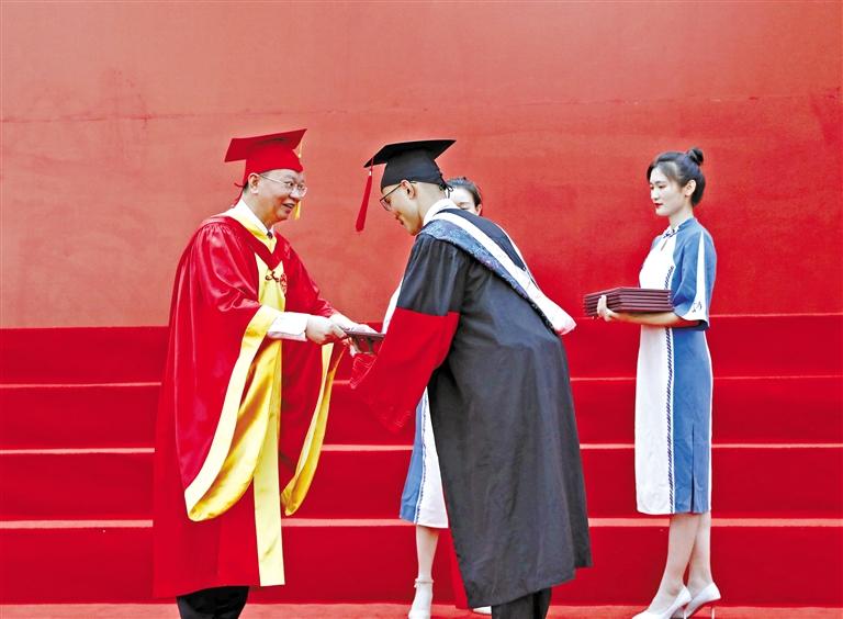 蘭大在兩個(gè)校區(qū)舉辦兩場畢業(yè)盛典