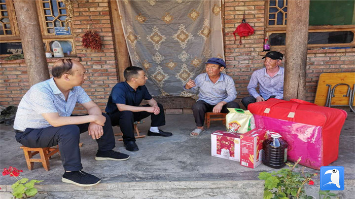 在建黨99周年來(lái)臨之際，隴南市禮縣紀(jì)委監(jiān)委在中壩鎮(zhèn)、三峪鄉(xiāng)開(kāi)展“七一”慰問(wèn)老黨員、困難黨員活動(dòng)，為他們送去組織的關(guān)懷和節(jié)日的問(wèn)候。_副本.jpg