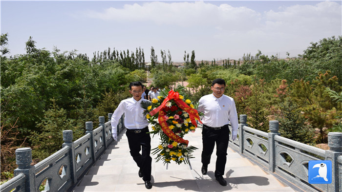 七一”前夕，白銀市紀(jì)委監(jiān)委機(jī)關(guān)黨委組織黨員來(lái)到紅軍西路軍景泰烈士陵園開(kāi)展主題黨日活動(dòng)。 朱鵬拍攝_副本.jpg