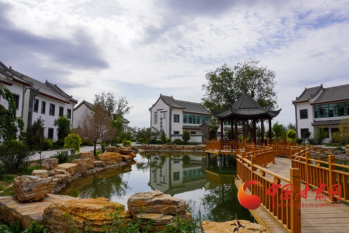 【蘭大新聞學(xué)子重走西北角】探訪(fǎng)電視劇《一個(gè)都不能少》拍攝地——速展村白墻灰瓦煥新顏