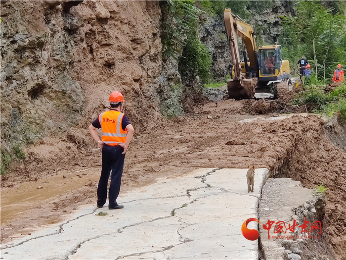 甘肅交通系統(tǒng)應(yīng)急搶險隊(duì)全力搶修隴南災(zāi)毀公路