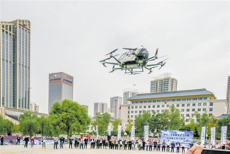 超酷、超刺激！智能駕駛飛行器在蘭載人試飛