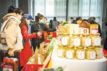 今天，在這里聽(tīng)榆中的脫貧故事 ——榆中縣“脫貧攻堅(jiān)宣傳周”發(fā)布活動(dòng)暨脫貧攻堅(jiān)主題成就展啟動(dòng)側(cè)記