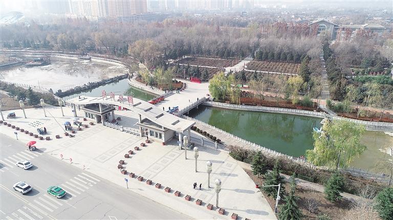 　初冬時節(jié)，臨夏市東郊公園里,楓樹、松柏、云杉等樹木色彩斑斕