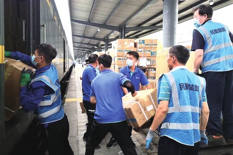 “高鐵帶貨”成為新時(shí)尚 “雙11”電商黃金周期間蘭州鐵路共發(fā)送貨物770.8噸