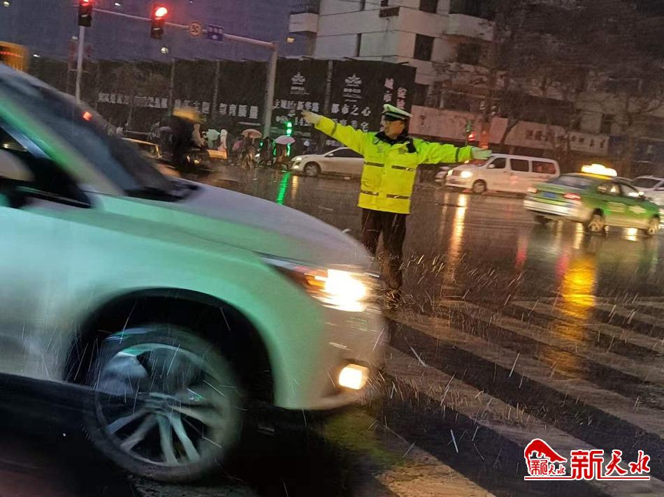 風(fēng)雪襲來(lái)，天水最美“警色”在路上！