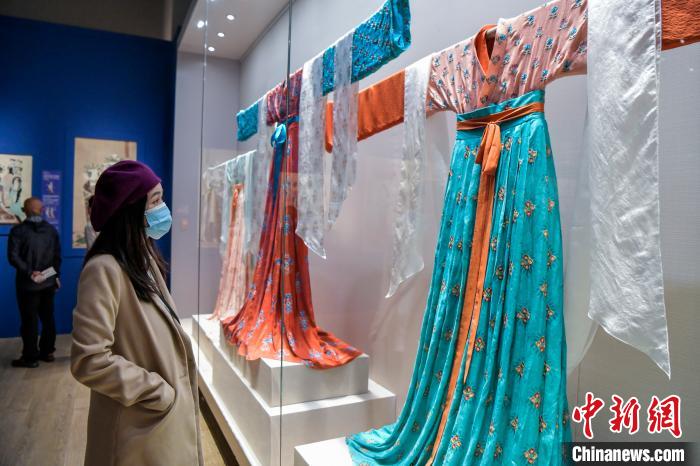 觀眾在參觀唐代服飾?！●樤骑w 攝