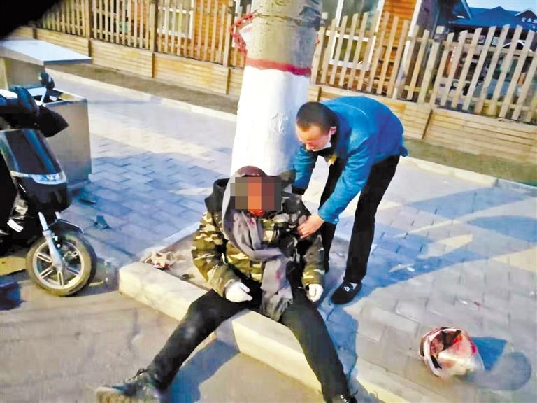蘭州：騎摩托車男子清晨撞傷 熱心“的哥”全力救助！