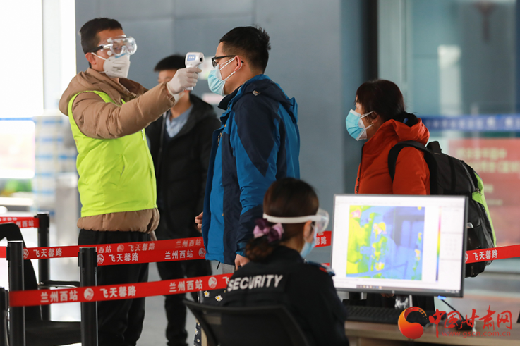 回家路上，請(qǐng)配合疫情防控要求 