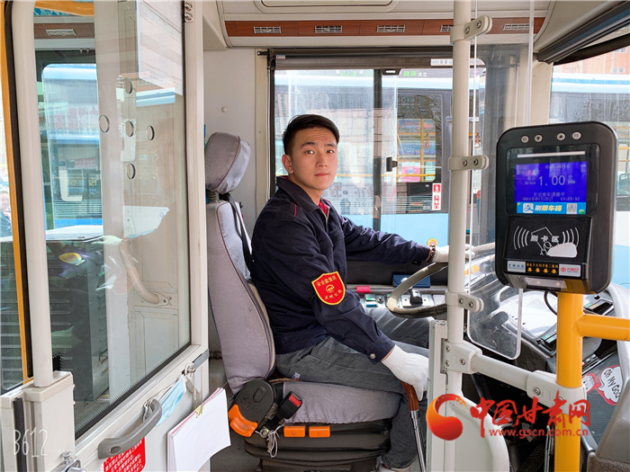 蘭州網紅公交司機賈鑫東：抖音上展示陽光向上的公交人