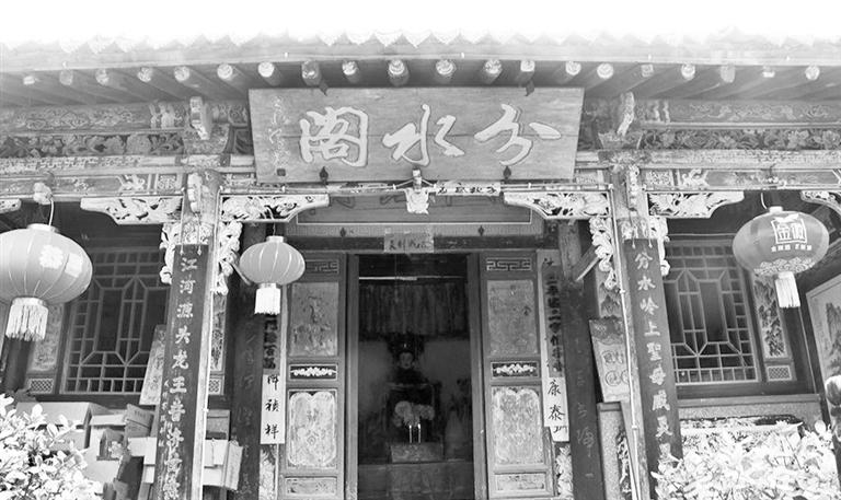 秦嶺鎮(zhèn)分水閣，一屋檐水分江河 這里可看水系奇觀，可賞連翹花海