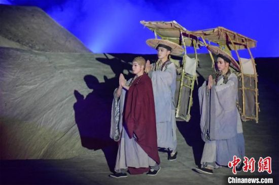 圖為演出現(xiàn)場，該劇獨創(chuàng)360度旋轉(zhuǎn)并前后移動觀眾席，顛覆傳統(tǒng)劇場舞臺表演模式?！⊥醣筱y 攝