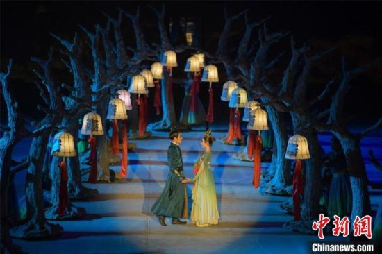 圖為全新升級《敦煌盛典》，新增戰(zhàn)馬、燈籠矩陣，以及最新聲、光、電硬件設(shè)施?！⊥醣筱y 攝