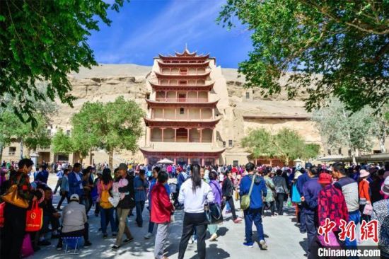 中國農歷四月初八，敦煌民眾傳承歷史習俗，前往莫高窟燒香禮佛、祈福。(資料圖) 王斌銀 攝