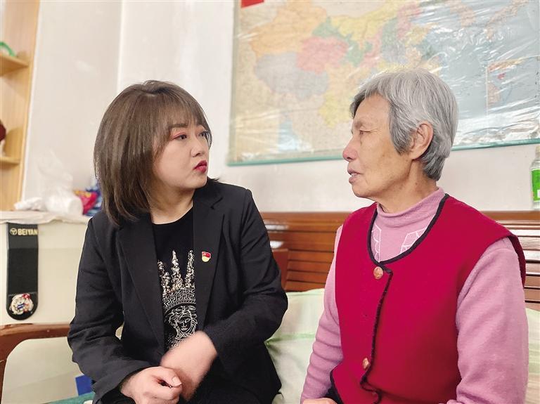 敦煌路街道任家莊街東社區(qū)黨委書記、居委會(huì)主任譚莉：我們必須成為老百姓堅(jiān)強(qiáng)的后盾