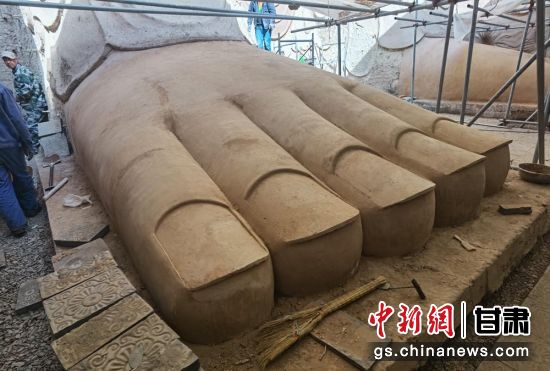 圖為中國“石窟鼻祖”天梯山石窟第13窟大佛足部與局部危巖體搶救性保護(hù)項目施工現(xiàn)場。陳曉斌 攝