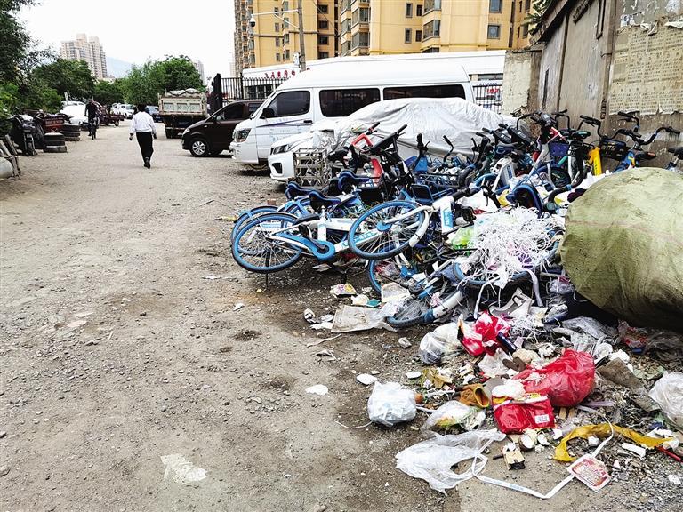 百米土路臟亂差，誰(shuí)來(lái)管？經(jīng)記者協(xié)調(diào)，社區(qū)組織志愿者進(jìn)行了清理