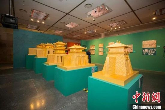 圖為呈現(xiàn)敦煌壁畫中的建筑和園林之美的復(fù)原模型。(資料圖) 敦煌研究院供圖