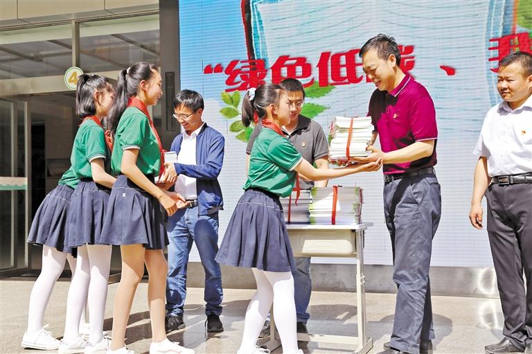 甘肅省生態(tài)環(huán)境廳開(kāi)展送書(shū)進(jìn)?；顒?dòng)