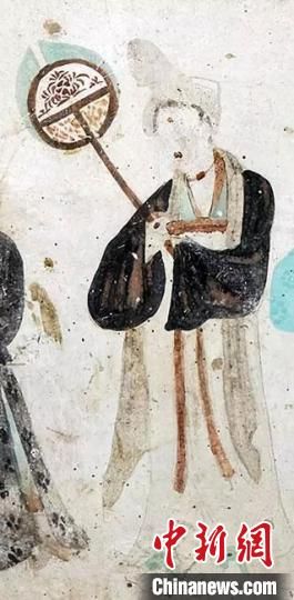 “一把小扇在手，笑對(duì)仲夏酷暑?！眻D為莫高窟第468窟《執(zhí)團(tuán)扇女供養(yǎng)人》(中唐)?！《鼗脱芯吭汗﹫D