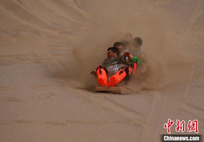 6月13日，敦煌鳴沙山月牙泉景區(qū)舉辦滑沙比賽?！●T豆 攝