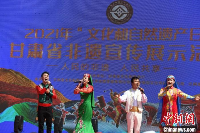 圖為甘肅臨夏回族自治州非遺傳承人演唱花兒?！钇G敏 攝