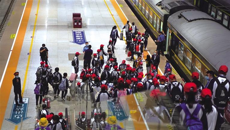 “環(huán)西部火車游·美麗鐵路” 紅色研學(xué)專列載夢(mèng)啟程