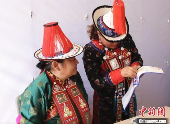 圖為用活態(tài)傳習(xí)的模式促進(jìn)裕固族非物質(zhì)文化遺產(chǎn)的保護(hù)傳承?！∈缝o靜 攝