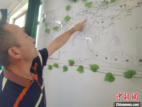 圖為甘肅省社會科學(xué)院絲綢之路研究所所長侯宗輝指出《絲綢之路古文明》課題組考察線路。　閆姣 攝