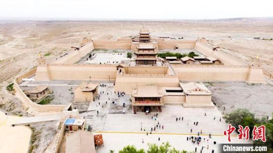 圖為7月中旬，世界文化遺產(chǎn)——嘉峪關(guān)，它是中國明代萬里長城的西端起點(diǎn)?！「哒埂z