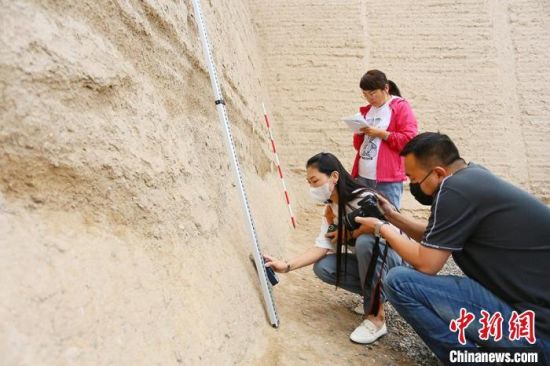科技保護(hù)讓長城價(jià)值的真實(shí)性和完整性得到有效延續(xù)和傳承。圖為文物工作者正在測量關(guān)城的相關(guān)數(shù)據(jù)?！「哒?攝
