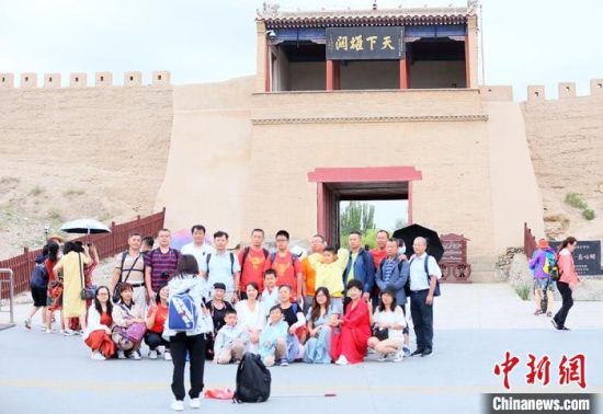 歷經(jīng)數(shù)十載保護(hù)修繕的古老關(guān)城得以延年益壽，成為了海內(nèi)外游客“絲路游”的必經(jīng)打卡地?！「哒?攝